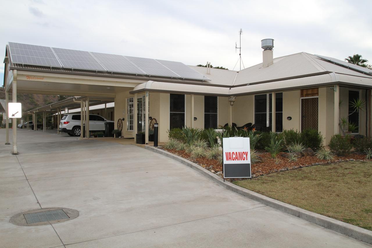 Country Roads Motor Inn Gayndah エクステリア 写真